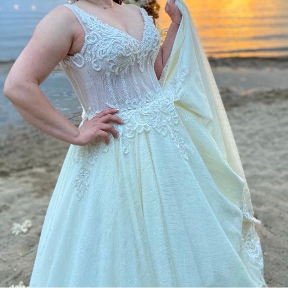 Wedding dress - Picture 2 of 6